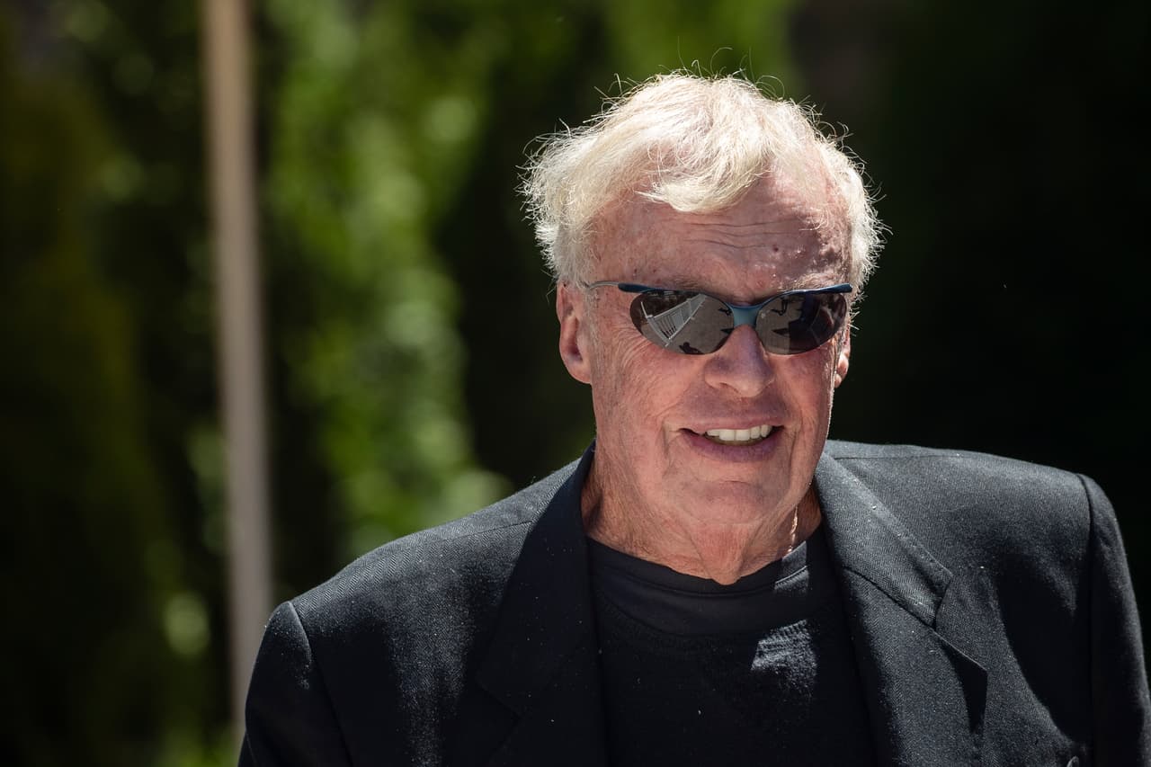 <b>Phil Knight (fundador de Nike)</b>
<br>
<br>Patrimonio neto: 22,400 millones de dólares.
<br>
<br>Primer empleo: empleado de un periódico.
<br>
<br>Cuando era muy joven el cofundador y presidente de uno de los mayores fabricantes de ropa deportiva del mundo le pidió trabajo a su padre, quien entonces era editor de un diario en Oregon.
<br>
<br>Este le dijo que debía valerse por sí mismo para encontrar trabajo. Molesto, Knight tocó la puerta en el diario competidor y
<a href="https://biography.yourdictionary.com/phil-knight"><u>allí encontró empleo como tabulador nocturno de resultados deportivos</u></a>.