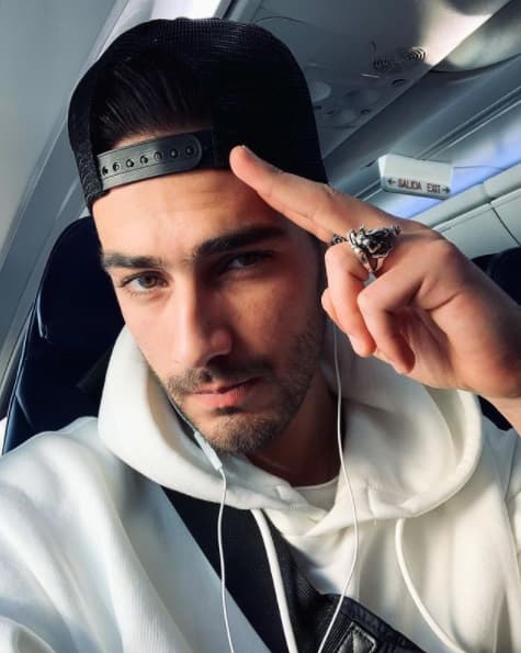 Su formación artística inició en México, en el Centro de Educación Artística de Televisa, mejor conocido por sus siglas CEA.