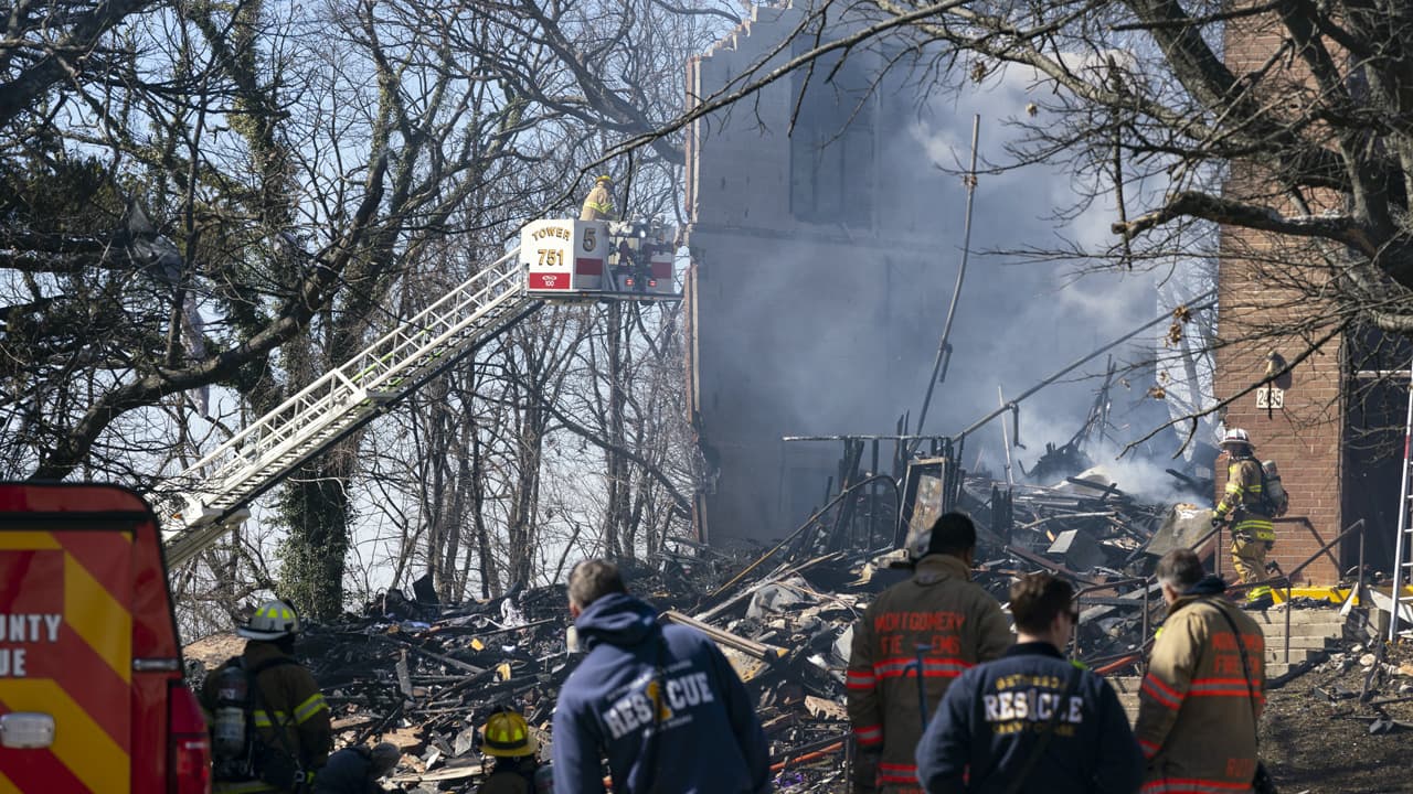 Bomberos y equipo de Rescate del condado acudieron a Friendly Garden Apartments por una explosión.