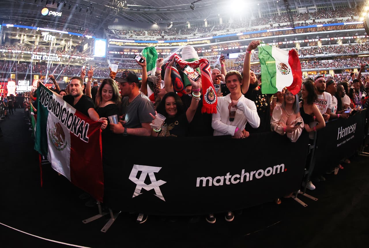 Durante
<a href="https://www.univision.com/local/dallas-kuvn/fanaticos-se-agarran-a-punetazos-durante-la-pelea-del-canelo-alvarez-y-saunders-en-texas-video">el encuentro entre el Canelo Álvarez vs Saunders,</a> algunos de los fanáticos se agarraron a golpes entre las gradas al terminar la pelea.
<br>
<br>(Photo by Al Bello/Getty Images)