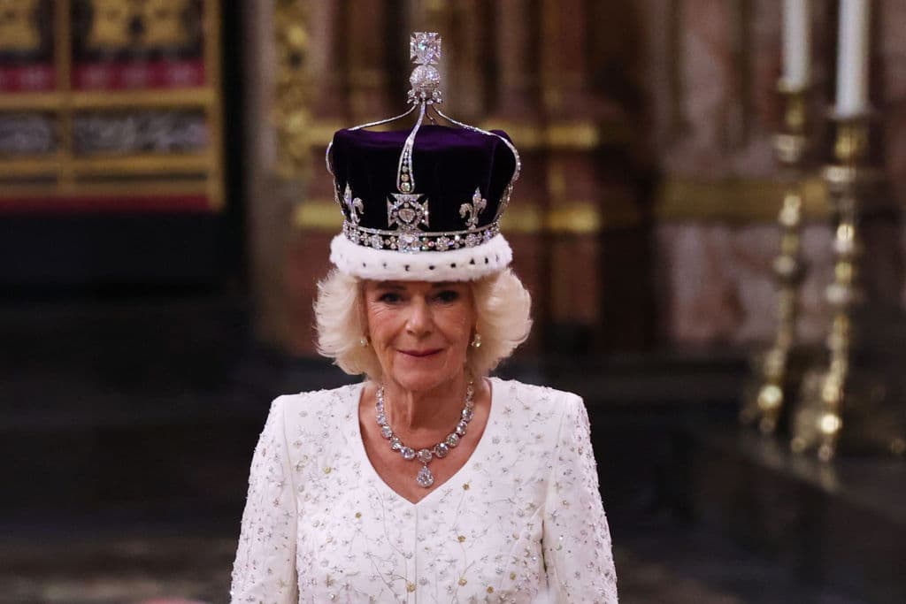 Así se ve oficialmente coronada la reina Camila, de pie, tras recibir su corona.