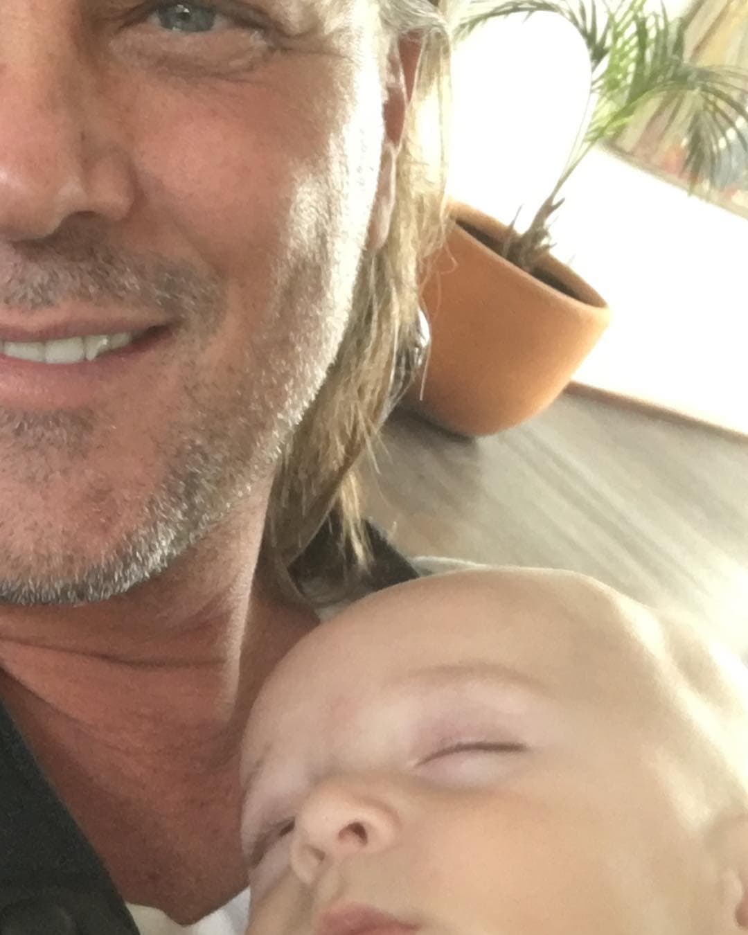 Probablemente Ian sea el bebé más risueño de esta lista, pues tiene un carácter totalmente dulce y angelical. ¿Crees que se parece a
<b><a href="http://www.univision.com/temas/rene-strickler">René</a></b>?