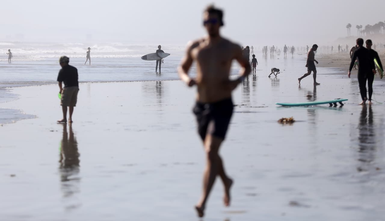 Algunas playas del condado de Orange y Ventura han cerrado los estacionamientos públicos cerca de las playas para evitar la llegada de turistas.
