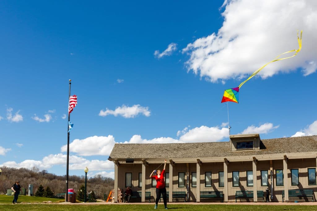 <h2 class="cms-H2-H2"><b>1. Sioux Falls, Dakota del Sur</b></h2>
<br>
<br>La migración en Sioux Falls aumentó un 13.5%, uno de los mayores incrementos de todas las metrópolis estudiadas, dice la encuesta que clasificó las ciudades según tres indicadores clave de crecimiento: variación de la población, aumento del empleo e incremento de los ingresos ajustados a la inflación.
<br>
<br>Mientras que el empleo se mantuvo estable, los ingresos medios aumentaron más de un 21%. En Sioux Falls, los precios de la vivienda también aumentaron un 44% de 2020 a 2025, lo que refleja la creciente demanda en una ciudad conocida por sus bajos impuestos, el crecimiento de los sectores financiero y de salud, además de un clima favorable a los negocios.
<br>