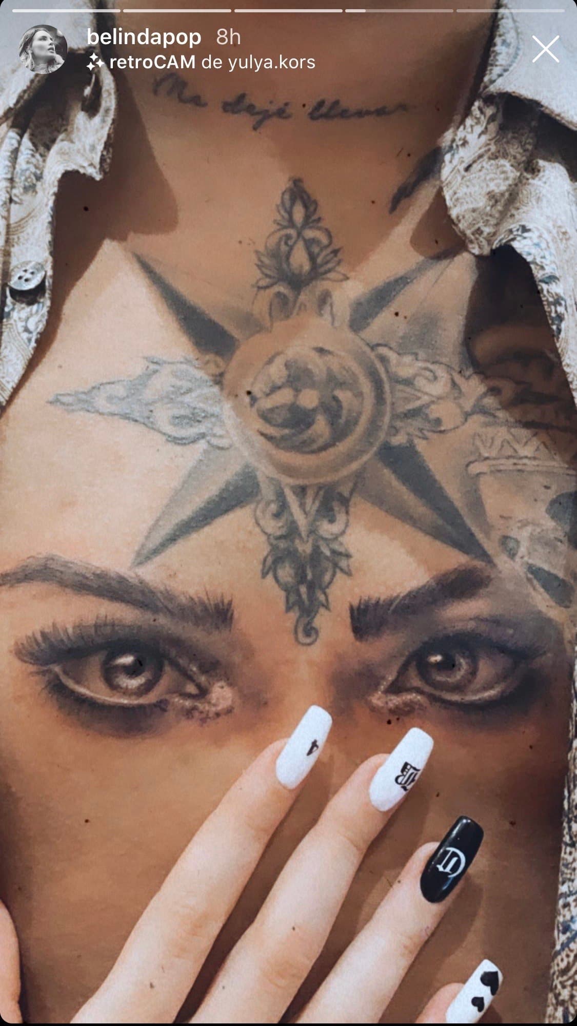 <b><a href="https://www.univision.com/famosos/christian-nodal-y-belinda-juntos-espana-por-coincidencia-fotos">La pareja ha plasmado su amor con algunos tatuajes</a></b>. Christian tiene los ojos de la intérprete de 'Sapito' en su pecho y la palabra 'Beli' al lado de uno de sus oídos.