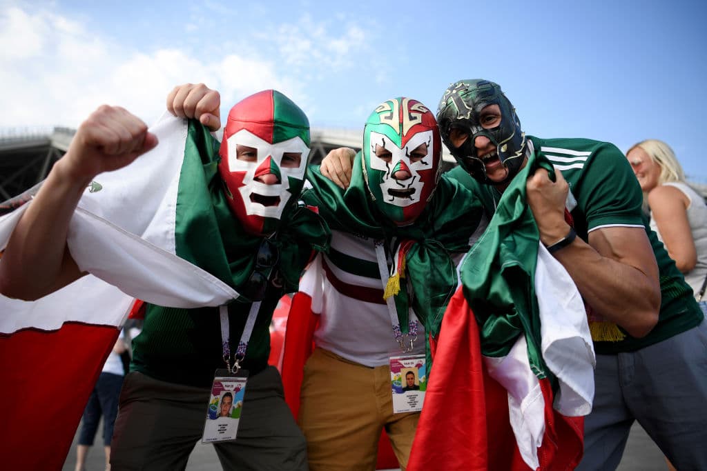 El colorido de los fanáticos de México y Brasil hace parte de una fiesta que se enciende en el Samara Arena en medio del partido de octavos de final entre ambos equipos en el Mundial Rusia 2018.