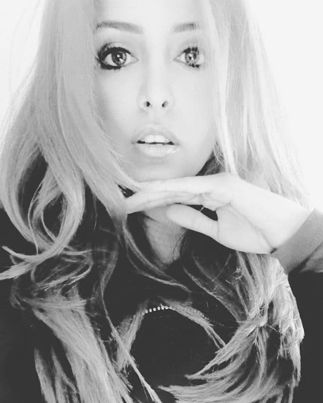 Después de tomar clases de canto, formó una banda con un amigo y su hermano.