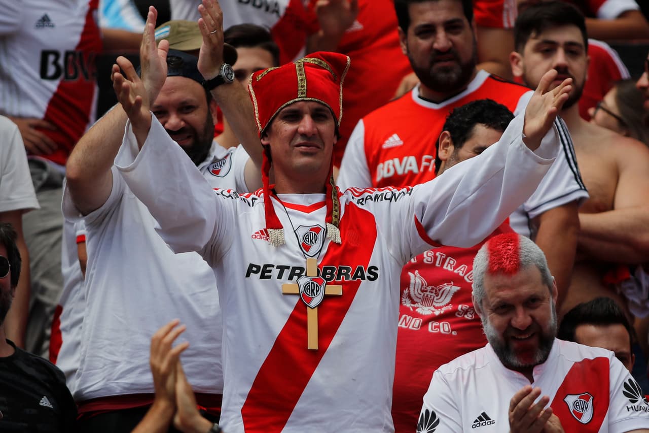 ¿Ayuda divina? Este fanático llegó con un atuendo especial para apoyar a River.