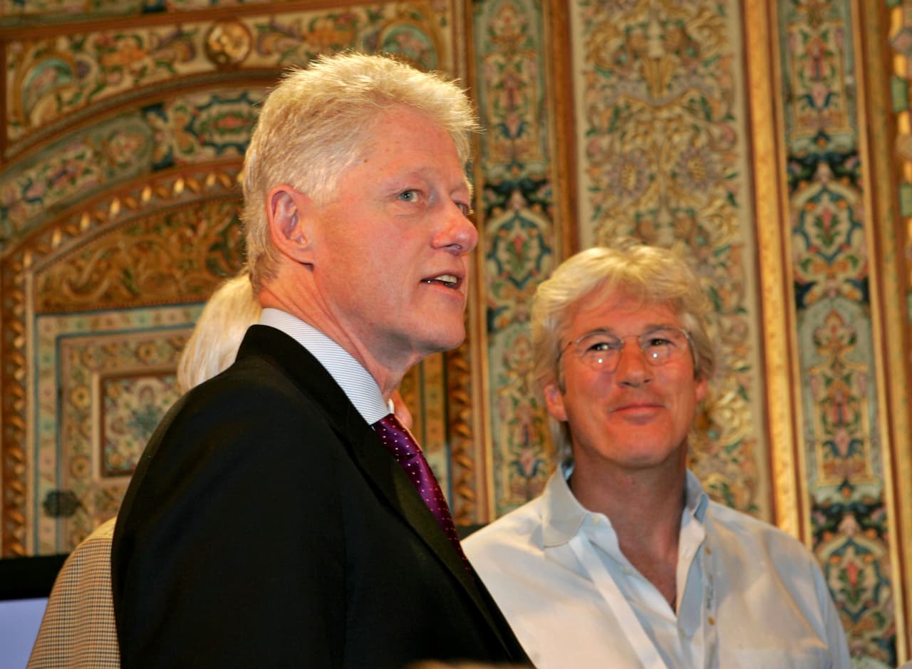 Gere junto al expresidente de Estados Unidos Bill Clinton durante una visita a la ciudad de Petra en Jordania, en mayo de 2005.