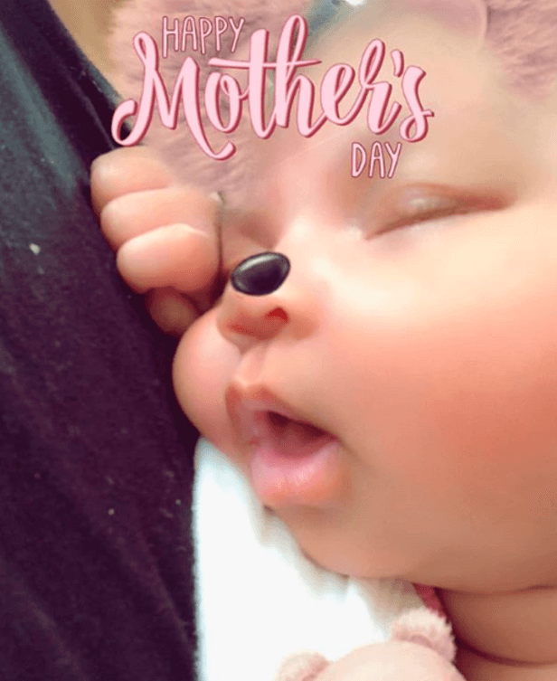 Bueno, más o menos. Digamos que celebró publicando el rostro de True, pero con algunas modificaciones, tal como hizo el Día de las Madres.