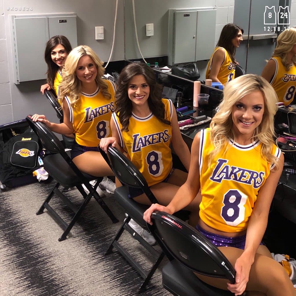 Las Laker Girls listas para el medio tiempo.