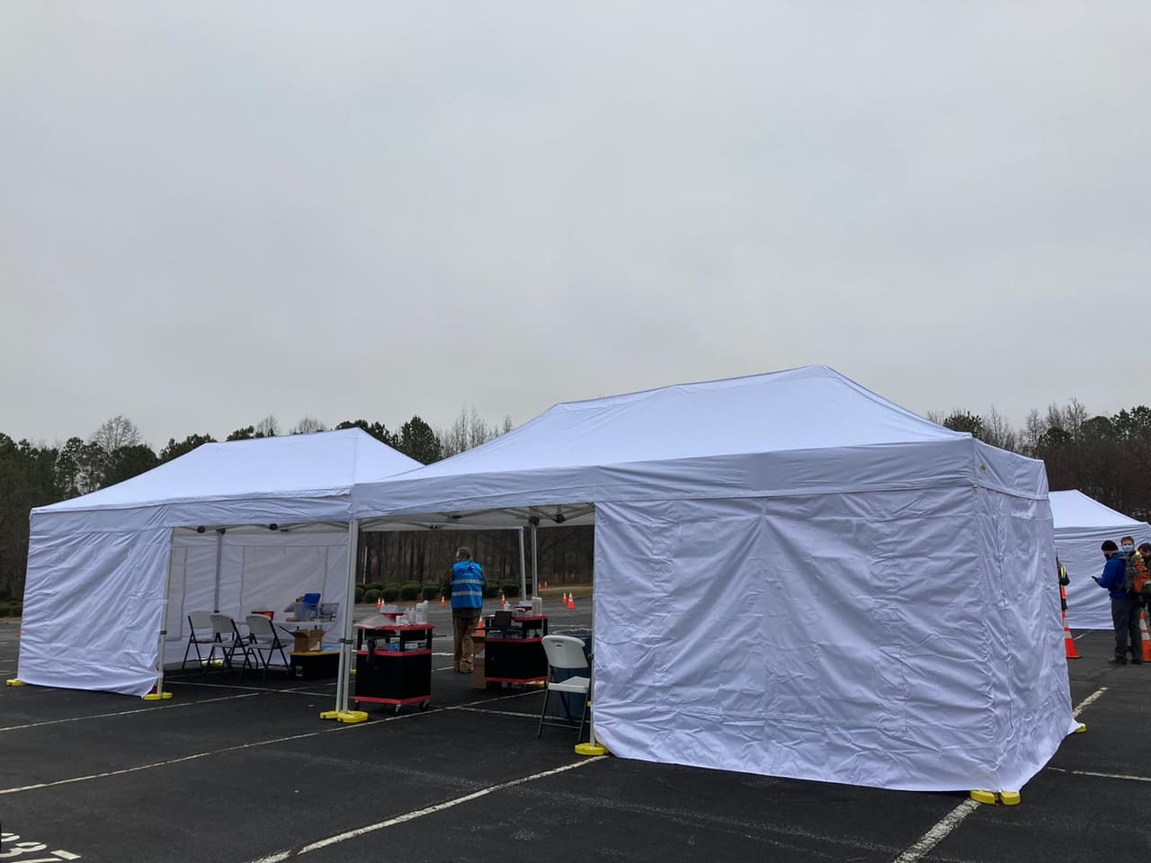 Para agendar una cita en el condado de Wake puedes visitar la
<a href="https://forms.office.com/Pages/ResponsePage.aspx?id=0RKkxb86pEOMW0pTpswPL1IXMbbRNq9Hm2mf1QSg5M9UODFIOVkwVDFNQ1BJRE9MOTVSN1hUSENRRCQlQCN0PWcu" target="_blank">página web</a> o llamar al 919-250-1515.