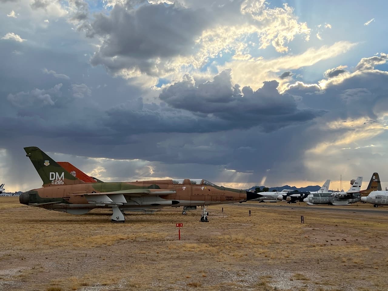 También es lugar de retiro de 80 tipos diferentes de aeronaves, entre las que destacan aviones
<b>MIG, bombarderos B52, Tomcats F14, aviones F15, F4</b> de Vietnam, así como un Marine One que era del presidente Eisenhower.