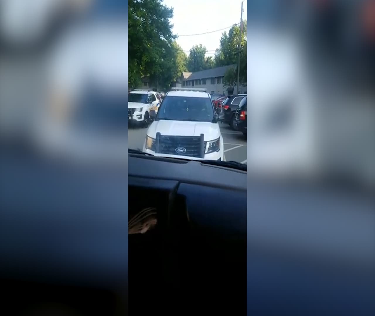 Patrullas de Chamblee bloqueaban el paso a la camioneta en la que se encontraban Martínez y su padre.