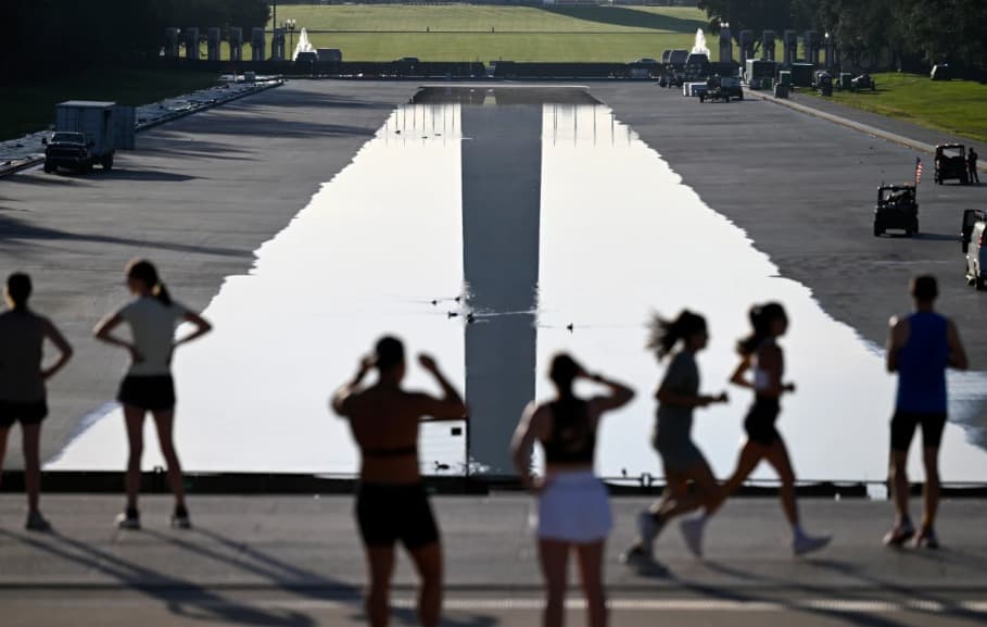Una organización sin fines de lucro llamada Cultural Landscape Foundation presentó una demanda el mes pasado para solicitar a un juez que obligue al gobierno federal a suspender las obras, asegurando que el nuevo color de pintura parecía de “parque temático”.
