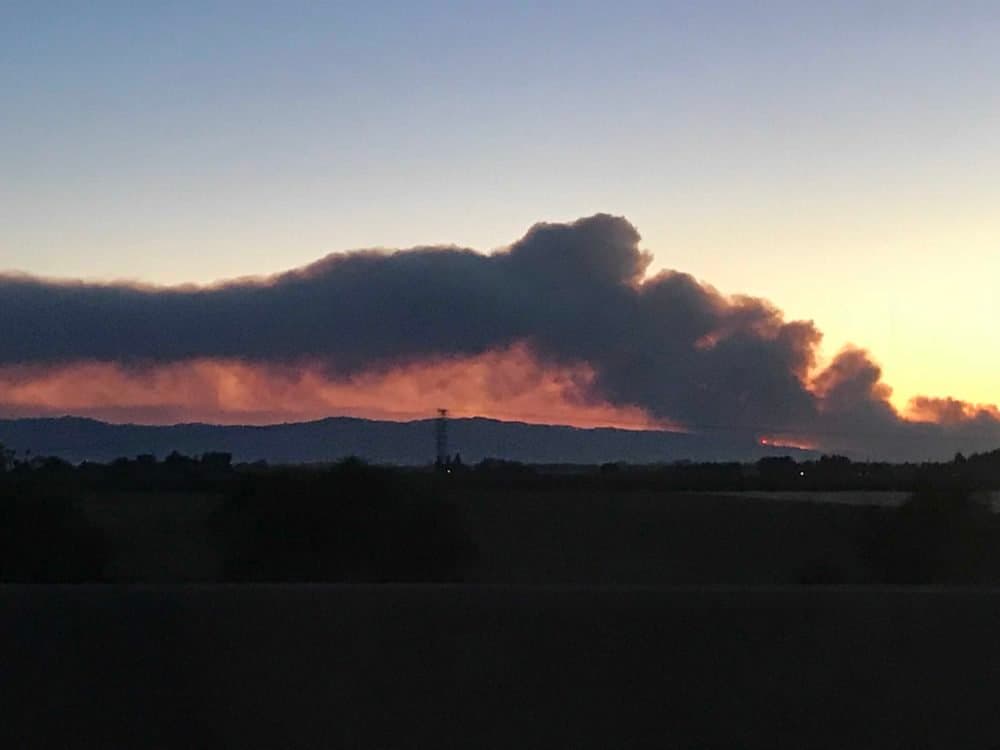 Las autoridades también advierten que por la expansión del humo la calidad de aire es mala y han emitido alertas.