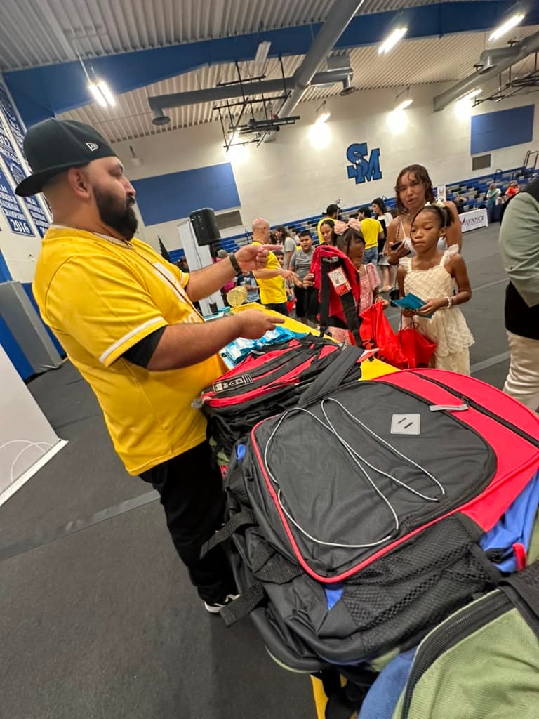 Quienes acudieron pudieron llevar a casa una
<b>mochila gratis</b>, para comenzar estrenando este regreso a clases.