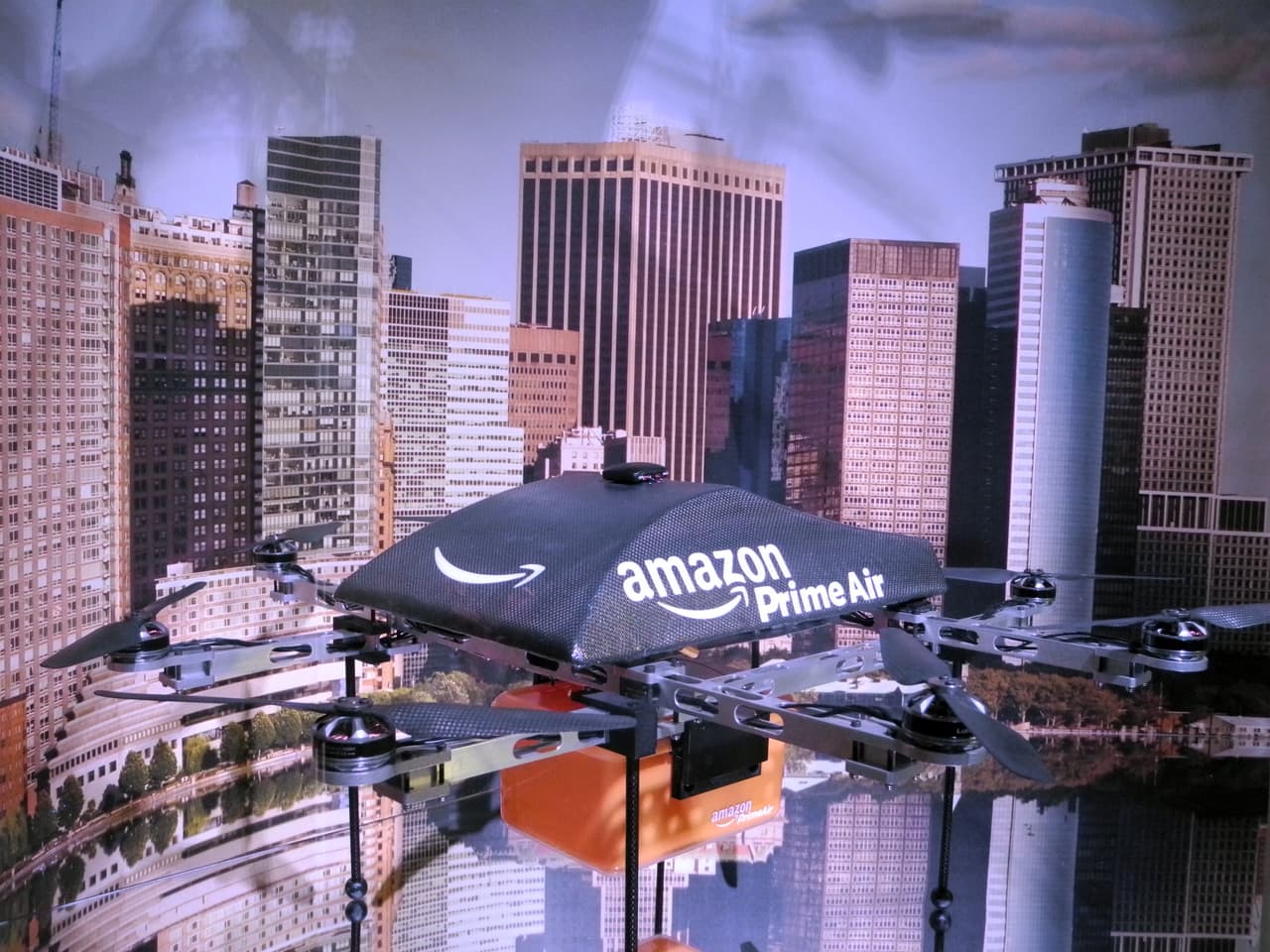 Un dron para entrega de paquetes de Amazon en una exhibición en Nueva York, en 2017. David Carbon, un exejecutivo de Boeing, se unió a Amazon y asumió el liderazgo de su programa de drones en marzo pasado. Dijo a
<a href="https://www.cnn.com/2020/08/31/tech/amazon-drone-faa-approval/index.html" target="_blank">CNN</a> que la nueva certificación de la FAA es un "paso importante" para lograr las entregas aéreas.