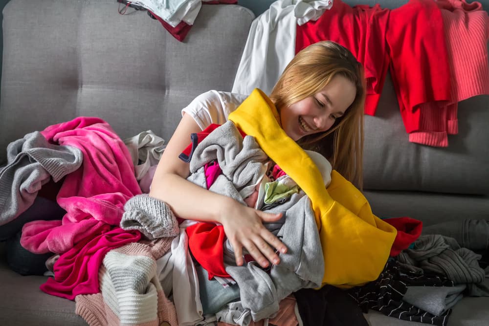 <b>CAPRICORNIO</b>
<br>¿Aburrirte? ¡Jamás! Si miras a tu alrededor seguramente encontrarás algo que has dejado pasar durante un tiempo y ahora no es el tiempo de procrastinar. Qué mejor ejemplo que la limpieza de tu hogar. ¡Deshazte de cosas viejas!