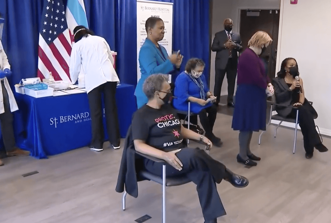 Lighfoot advirtió que de
<b>108,000 dosis distribuidas sobre el 17% de las personas que la recibieron eran latinas y el 15% afroamericanas. "Nuestra ciudad es dos tercios conformada por latinos y afroamericanos", dijo la alcadesa.</b>
<br>Actualmente no hay ningún registro público de la vacuna contra el covid-19. Sin embargo, la ciudad ofrece este sitio web
<a href="https://covidcoach.chicago.gov/">Chi COVID Coach</a> para recibir actualizaciones.