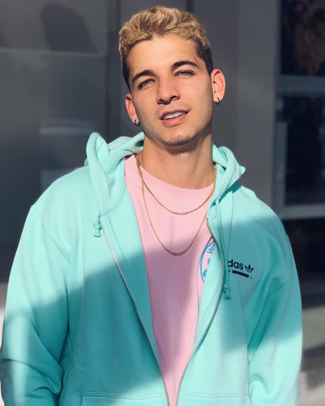 Las pruebas hechas hasta el momento, indican que la bala que mató al cantante de 29 años salió del arma de la víctima del asalto y no de los malechores.