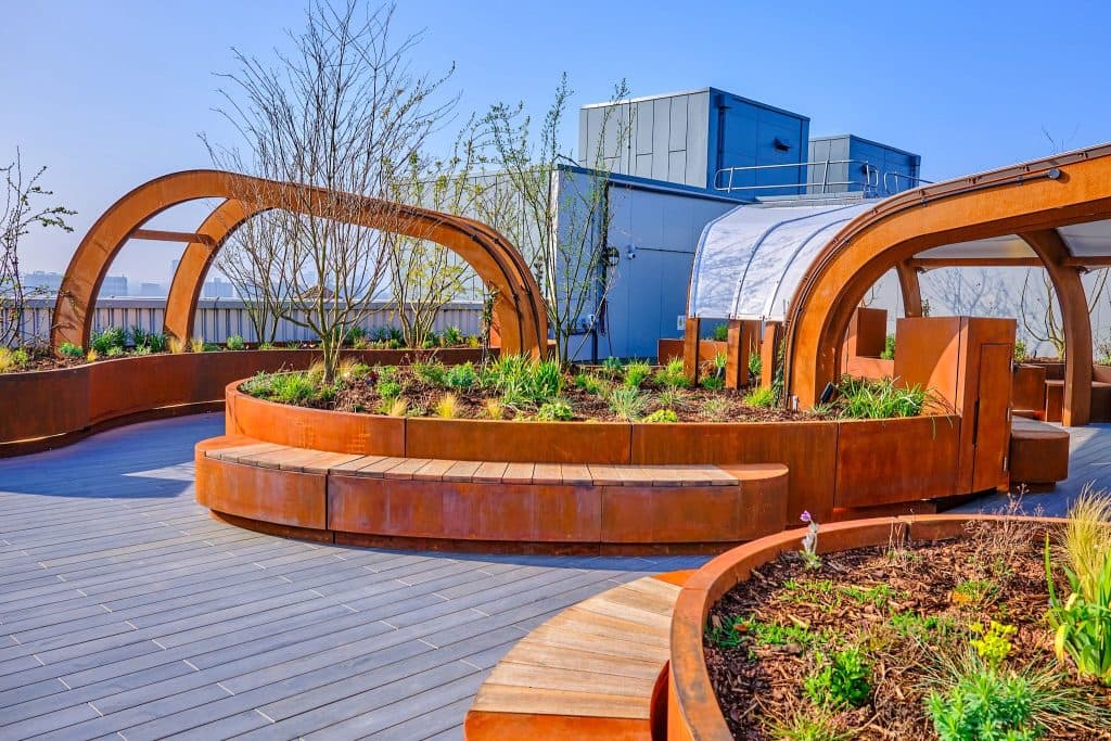 King's se ha convertido en el primer hospital del Reino Unido en abrir un jardín de cuidados intensivos al aire libre en su azotea.