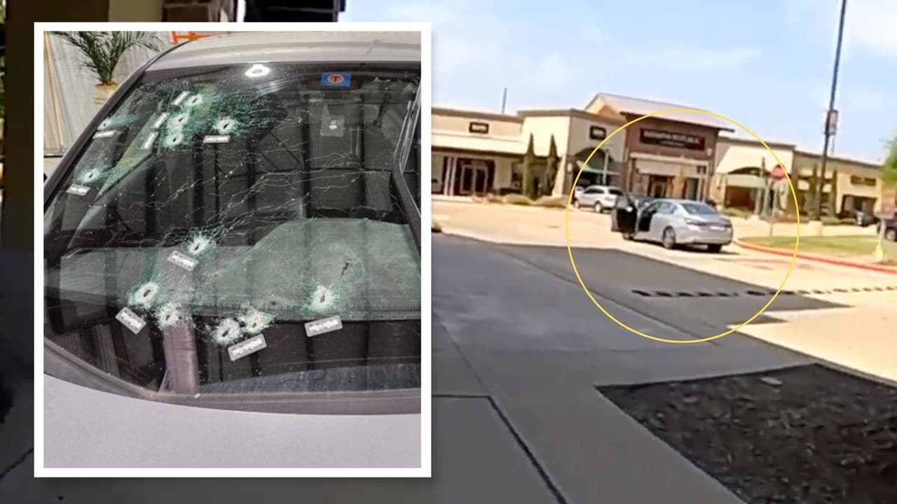 El oficial pasa muy cerca de otro auto de color gris con la puerta del conductor abierta.
<b>Se trata del carro de I<a href="https://www.univision.com/local/dallas-kuvn/hospital-irvin-walker-sobreviviente-ataque-armado-allen-texas" target="_blank">rvin Walker, uno de los sobrevivientes del ataque</a></b>. Irvin recibió varios disparos en su cuello, pecho, cabeza y brazo,
<b>en el parabrisas del vehículo hay al menos 15 impactos de bala</b>.