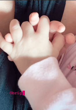 Thuany Martins presume las manos de su hija.