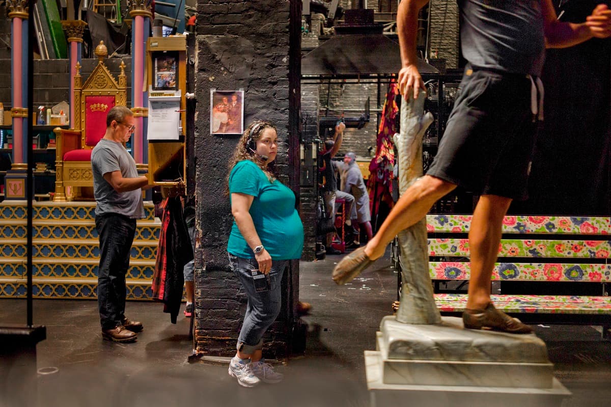 <b>Alexis, regidora.</b> “Me ponía nerviosa pensar en pedir a mi supervisor que me dejase sacarme leche en el trabajo. No porque hubiera un mal ambiente, pero ninguna otra regedora había hecho eso nunca antes. No había antecedentes".