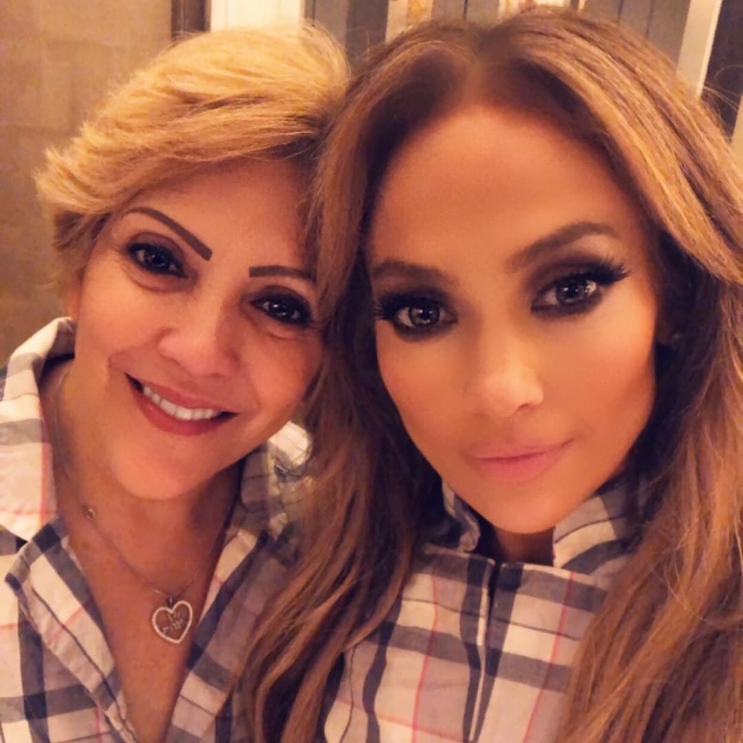 JLo fue otra de las celebridades que con una selfie felicitó a su mamá el 13 de mayo. "Tú me haces creer que podría hacer cualquier cosa y no sería la mujer que soy hoy si no fuera por ti. Te amo con todo mi corazón", compartió la artista con sus seguidores.
