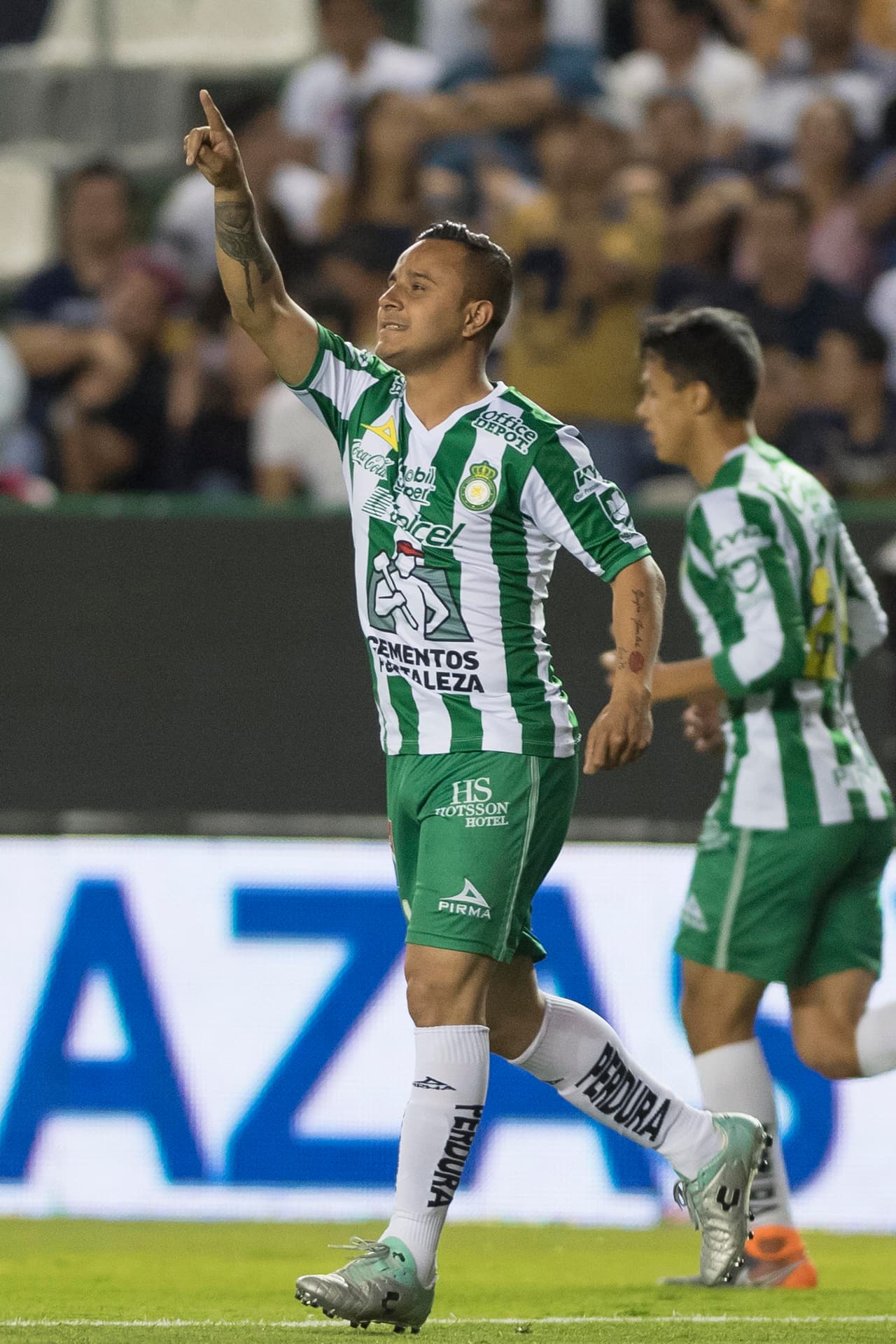 A los siete minutos, Luis Montes abrió el marcador para los locales.