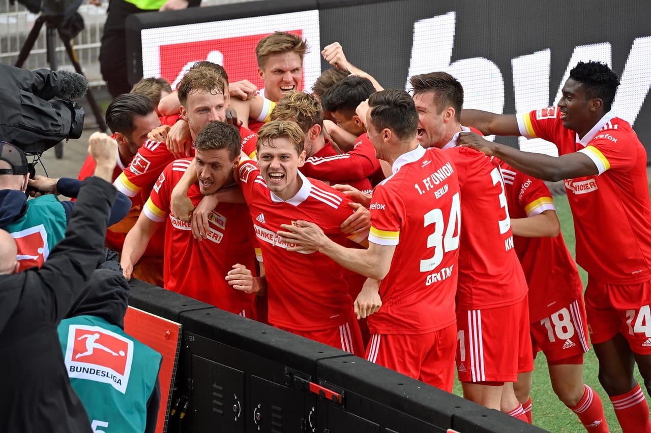 Koln 1-0 Schalke, Unione Berlín 2-1 RB Leipzig, Hoffenheim 2-1 Hertha Berlín, Bayern Múnich 5-2 Augsburg, Borussia Dortmund 3-1 Bayer Leverkusen, Eintracht Frankfurt 3-1 Freiburg, Stuttgart 0-2 Arminia Bielefeld, Wolfsburg 2-3 Mainz y Werder Bremen 2-4 Borussia Moenchengladbach.