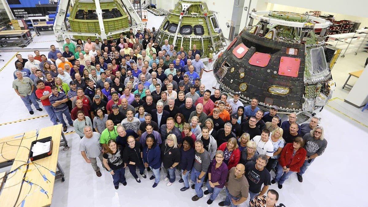 En diciembre de 2016 con el equipo que trabaja en la construcción de la nave Orion, que espera llevar al hombre alrededor de la luna en 2018.