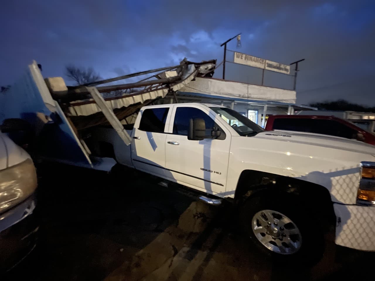 “Afortunadamente nadie salió herido”, dijo Everardo, dueño del negocio. “Así como están los precios ahora calculo que aquí se perdieron 400 mil dólares”, añadió.
<br>