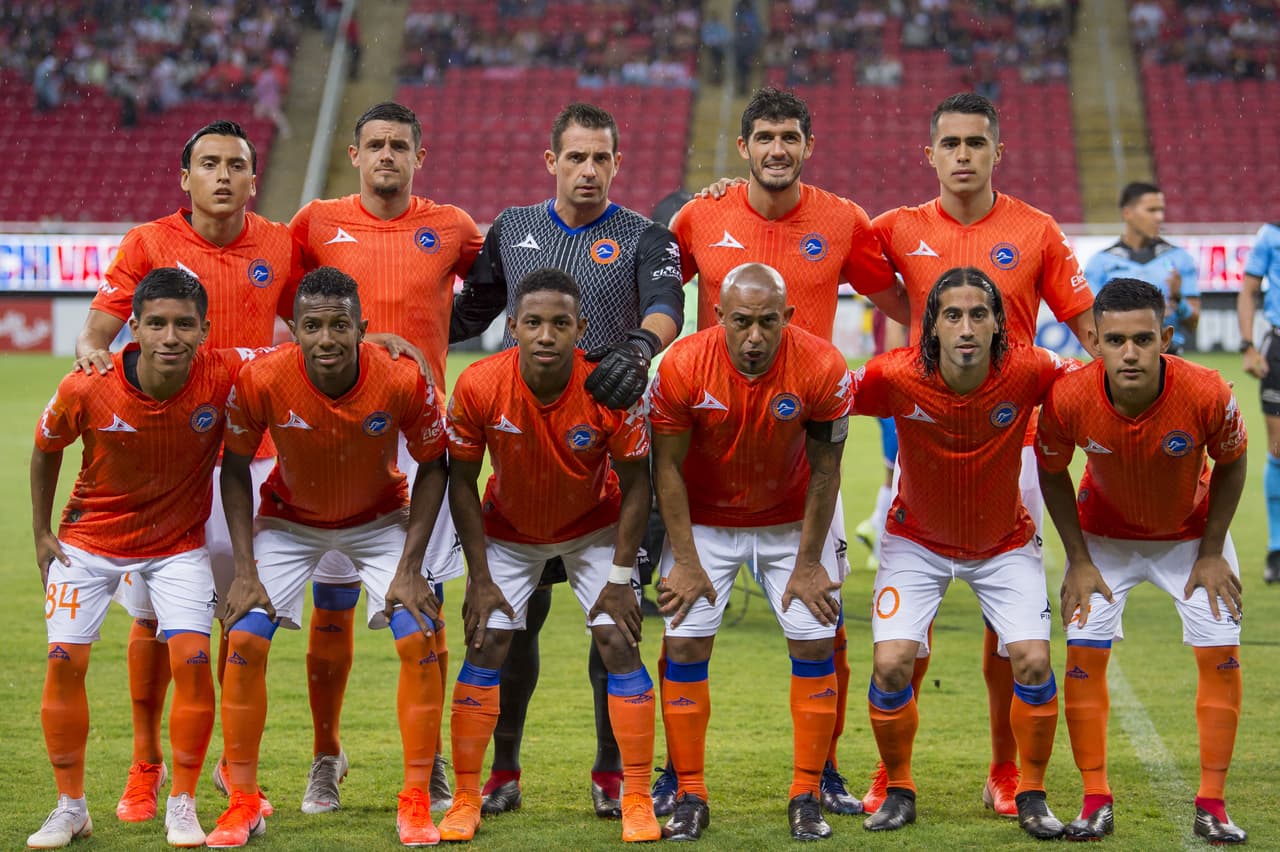 Carlos Reinoso presenta su once inicial: Carranza, Pineda, Torres, García, Arévalo, González, Chávez, Córdoba, Martínez, Mena y Britos.