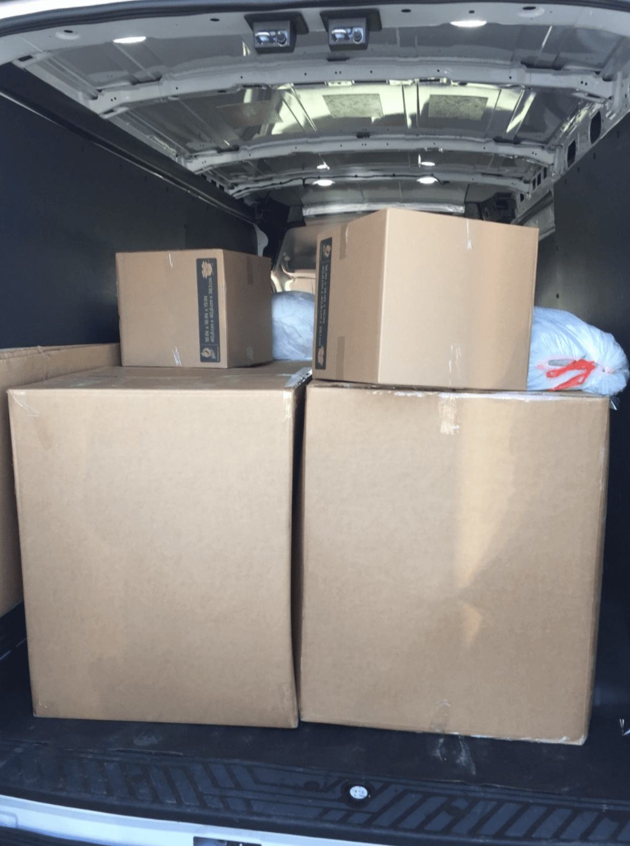 Un total de 13 migrantes indocumentados fueron detenidos tras haber sido hallados escondidos en cajas de cartón, según informó la
<a href="https://www.univision.com/temas/patrulla-fronteriza">Oficina de Aduanas y Protección Fronteriza</a>.