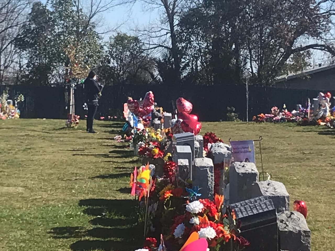 El padre Martín García de la Iglesia San Jorge djio,
<b>"Cuando la funeraria se comunica con la iglesia nos damos cuenta que la mayoría de las misas que vamos a hacer son personas que han muerto por covid-19"</b>.