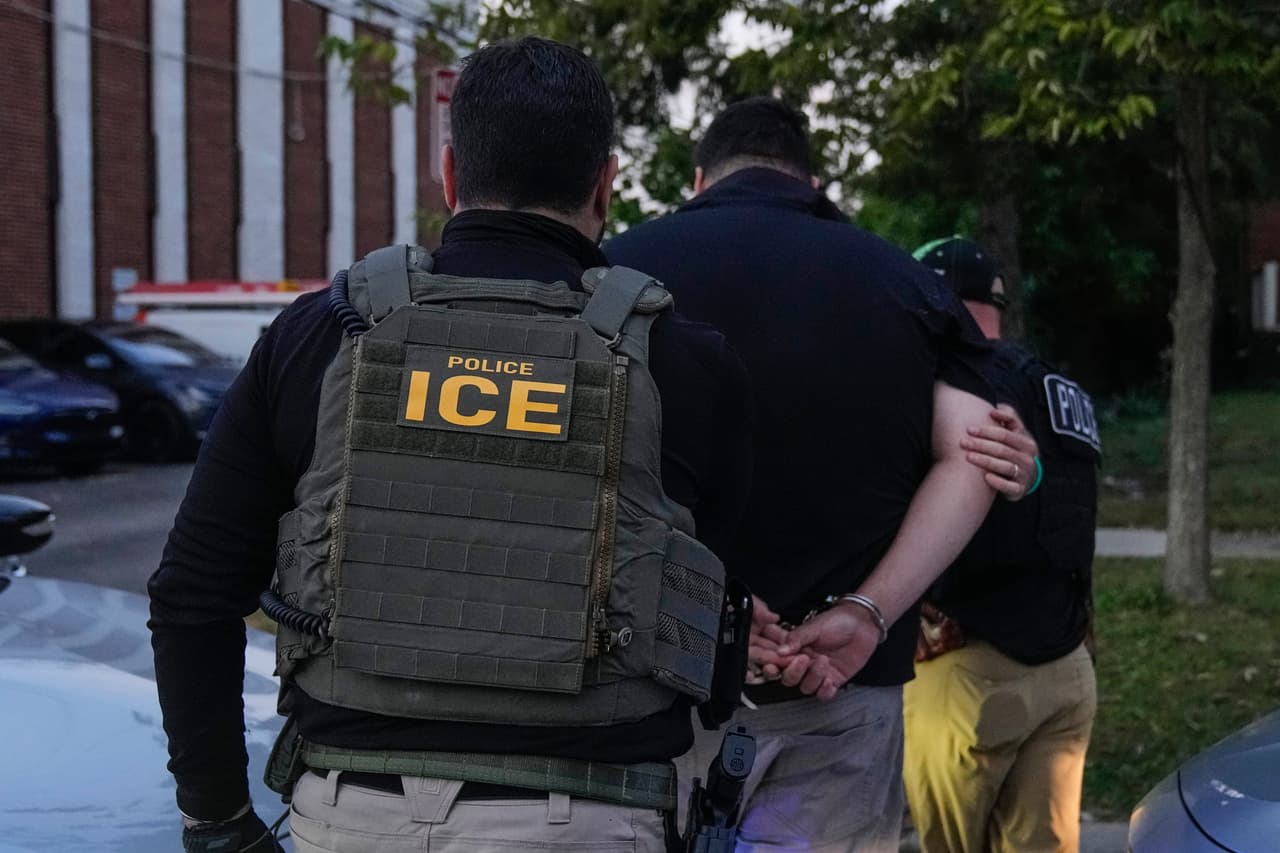 ICE mantendrá su política de detenciones a inmigrantes, el DHS niega que existan cambios