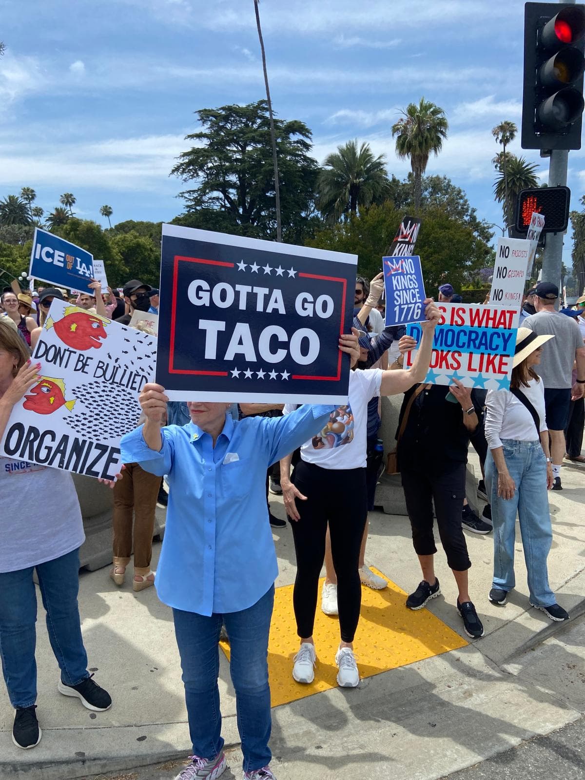 La alcaldesa Karen Bass y el jefe de policía Jim McDonnell pidieron mantener la paz; advirtieron que cualquier acto violento podría ser usado como justificación para una intervención federal.