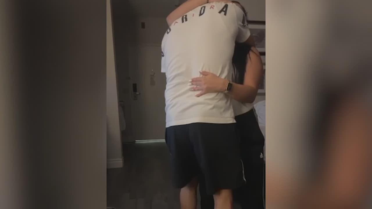 En uno de los últimos videos que se le ve con vida, el hombre venezolano está bailando con una mujer que las autoridades todavía no han identificado.