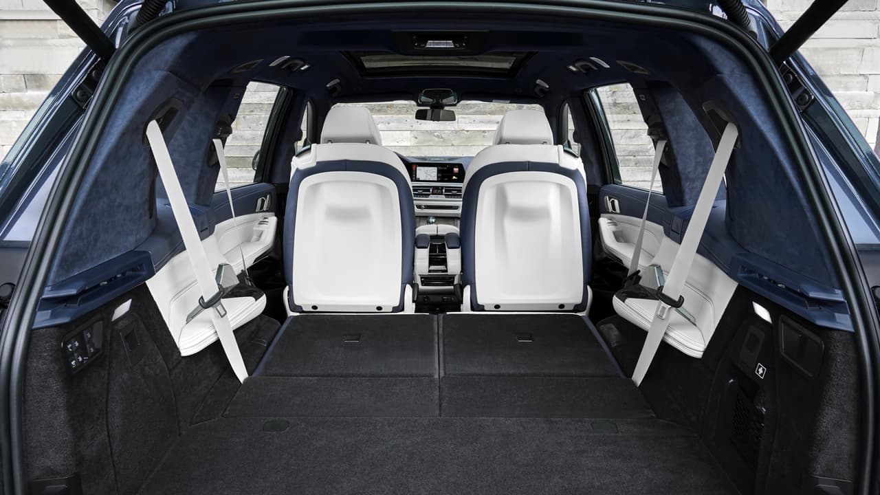 La capacidad de carga de la BMW X7 2020, aumenta a
<b>90.4 pies cúbicos</b> cuando se pliegan la tercera y las segunda filas de asientos.