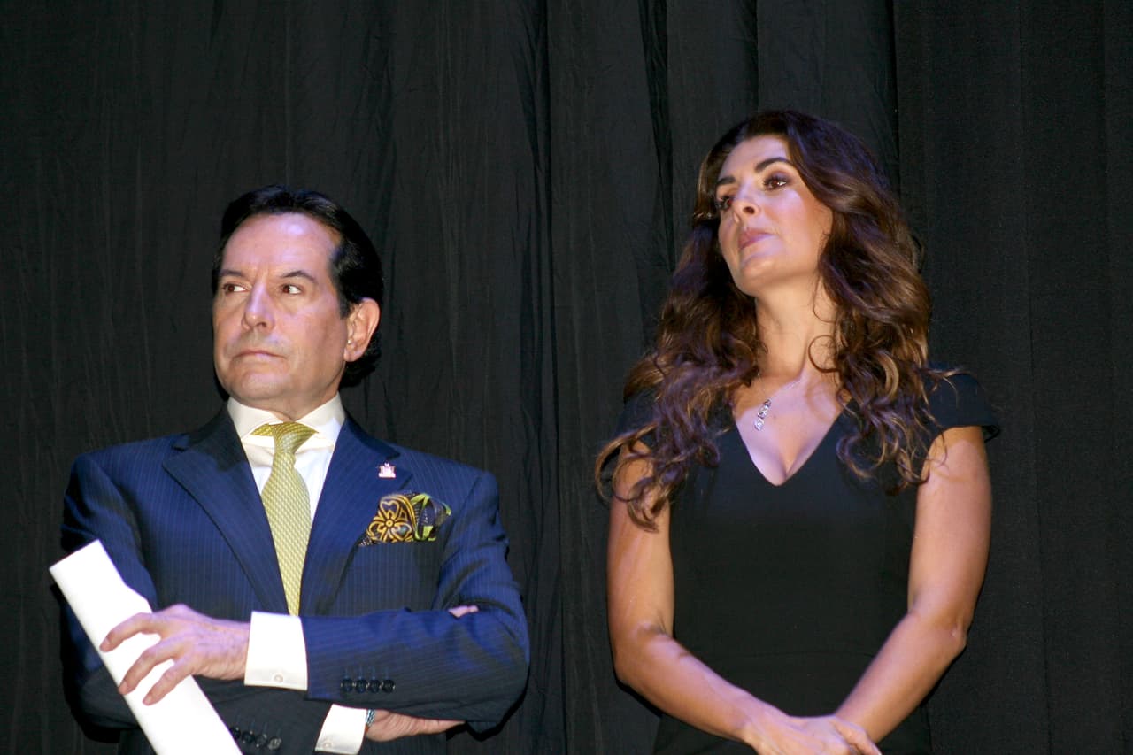 "Sin embargo, los trabajadores de la salud y una persona que necesita una segunda dosis de la vacuna no están obligados a mostrar prueba de residencia", agregó el tabloide.
<br>