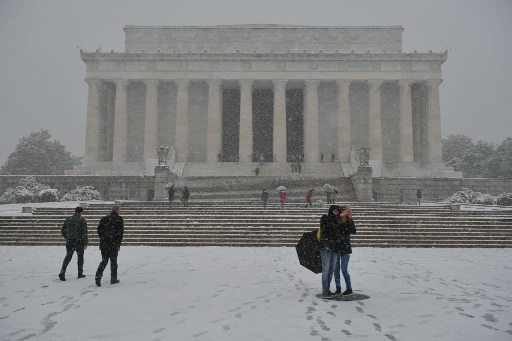 Los turistas no desisten de ir al Lincoln Memorial ni en medio de tormentas. En la de
<b>nieve</b> del 21 de marzo de 2018, se acercaron para tomarse una fotografía con un escenario que no se da siempre.