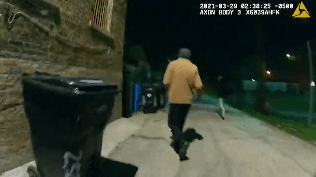 Empieza la
<a href="https://www.univision.com/local/chicago-wgbo/por-que-la-alcaldesa-de-chicago-quiere-prohibir-a-los-policias-las-persecuciones-a-pie-video">persecución a pie</a> de Román y Toledo por el callejón.
<br>