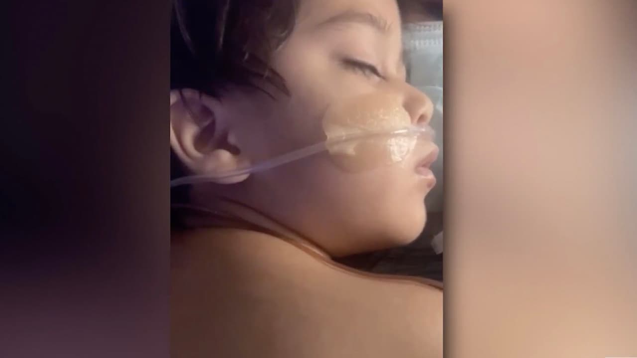 Cuando el Remdesivir se usa al principio de la hospitalización, trabaja frenando la habilidad de que el
<a href="https://www.univision.com/local/houston-kxln/mascarillas-miami-houston-american-airlines">coronavirus</a> se multiplique en el cuerpo y aunque hay médicos que lo recomiendan, están consientes de que aún es un medicamento en fase experimental, por eso deben consultar con los padres antes de proceder.