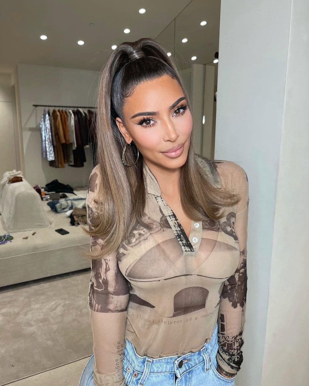 Kim Kardashian comparti贸 recientemente esta foto en sus redes sociales y su camisa permite ver su ropa interior. Las transparencias son comunes en ella.