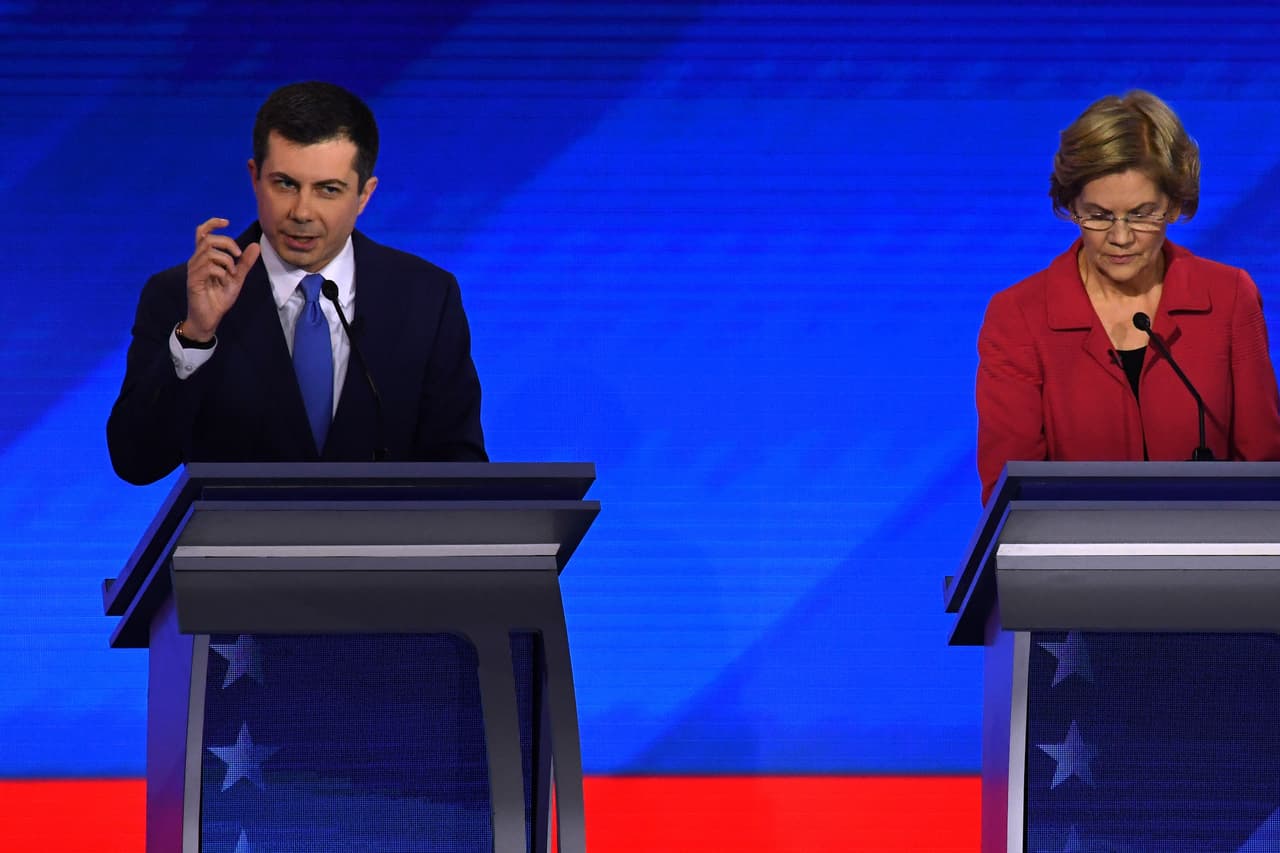 Pete Buttigieg y Elizabeth Warren en el escenario en Manchester.