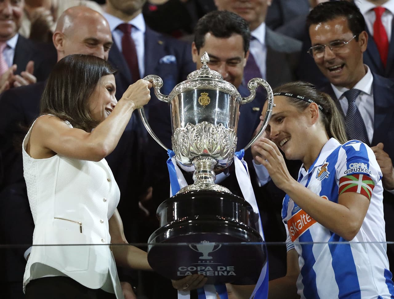 Tras la victoria por 2-1 la reina Letizia (izquierda) entregó el trofeo de la Copa de la Reina a la capitana de la Real Sociedad, Sandra Ramajo (derecha).