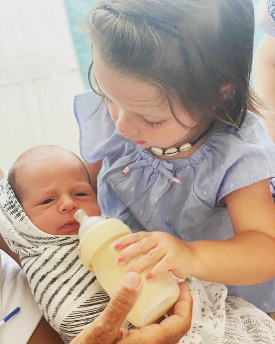 También ha compartido con sus seguidores algunos de los momentos más importantes de su vida familiar: fotos comparativas de sus dos hijos, su pareja en su rol de padre y su primogénita aprendiendo a ser hermana mayor.