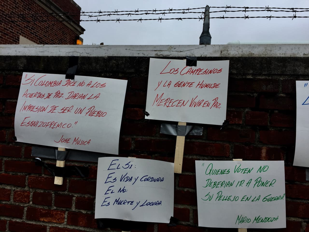 Las pancartas por el "sí" se desplegaron muy cerca de la escuela PS69.